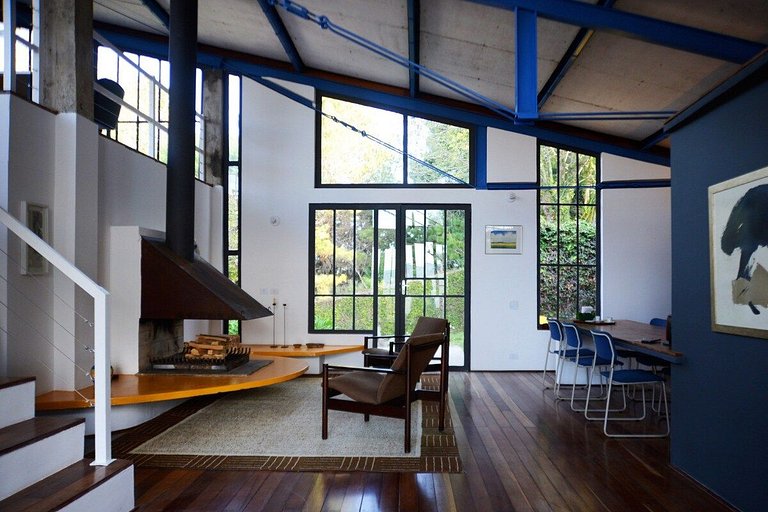 Casa de arquiteto com vista, jardim e lareira