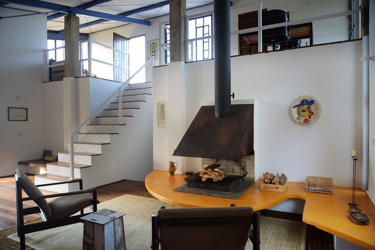 Casa de arquitecto con vistas, jardín y chimenea.