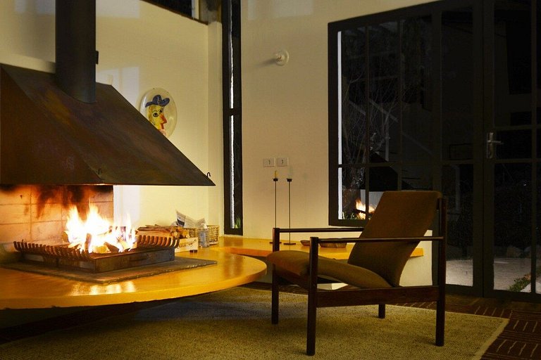 Casa de arquitecto con vistas, jardín y chimenea.