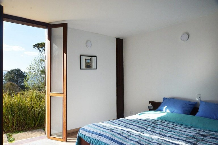 Casa de arquiteto com vista, jardim e lareira