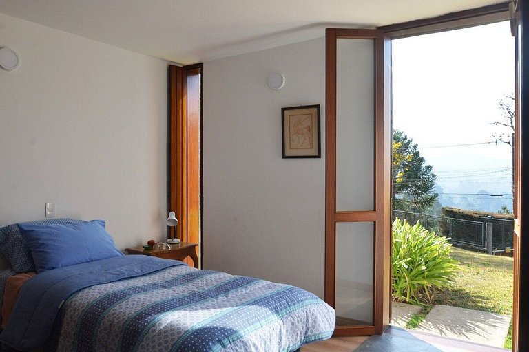Casa de arquiteto com vista, jardim e lareira