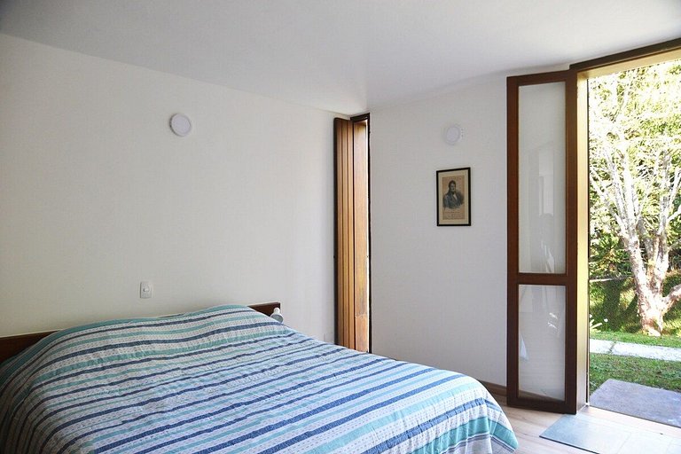 Casa de arquitecto con vistas, jardín y chimenea.