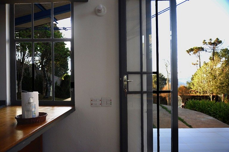 Casa de arquitecto con vistas, jardín y chimenea.