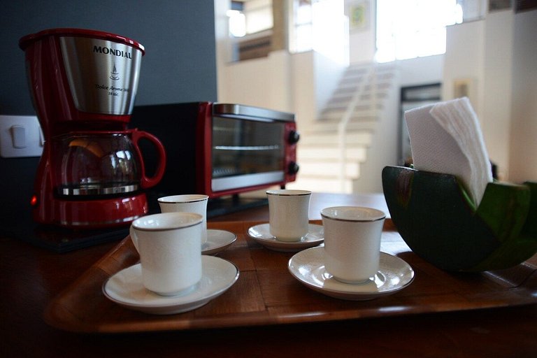 Casa de arquitecto con vistas, jardín y chimenea.