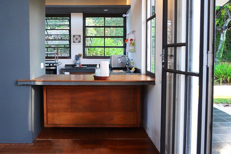 Casa de arquitecto con vistas, jardín y chimenea.