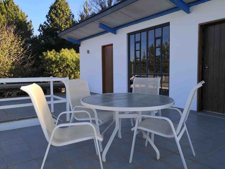 Casa de arquitecto con vistas, jardín y chimenea.