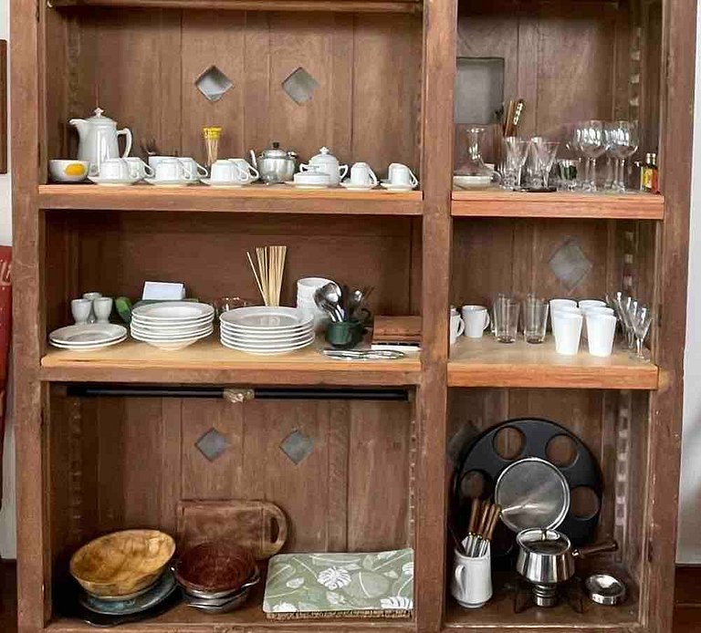 Casa de arquitecto con vistas, jardín y chimenea.