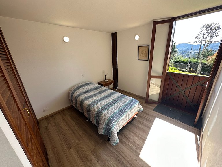 Casa de arquitecto con vistas, jardín y chimenea.