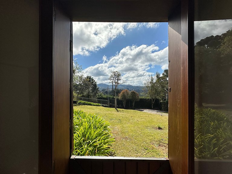 Casa de arquitecto con vistas, jardín y chimenea.