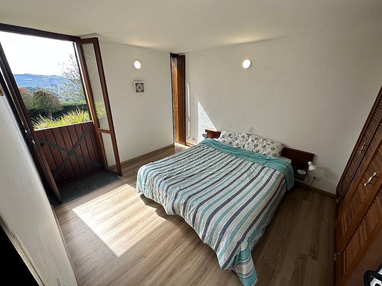 Casa de arquiteto com vista, jardim e lareira