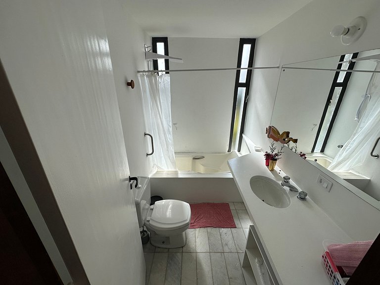 Casa de arquitecto con vistas, jardín y chimenea.