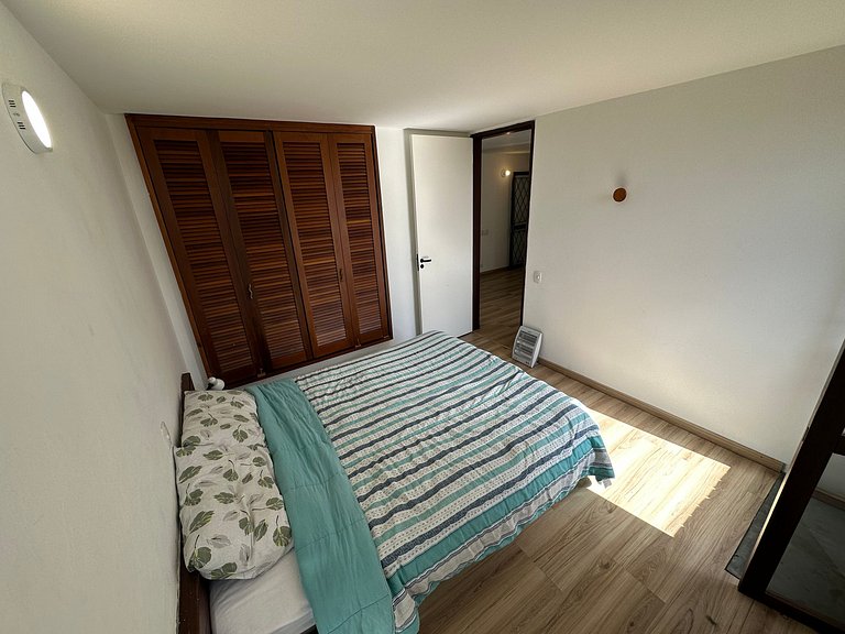Casa de arquiteto com vista, jardim e lareira