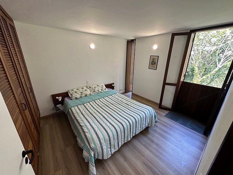 Casa de arquitecto con vistas, jardín y chimenea.