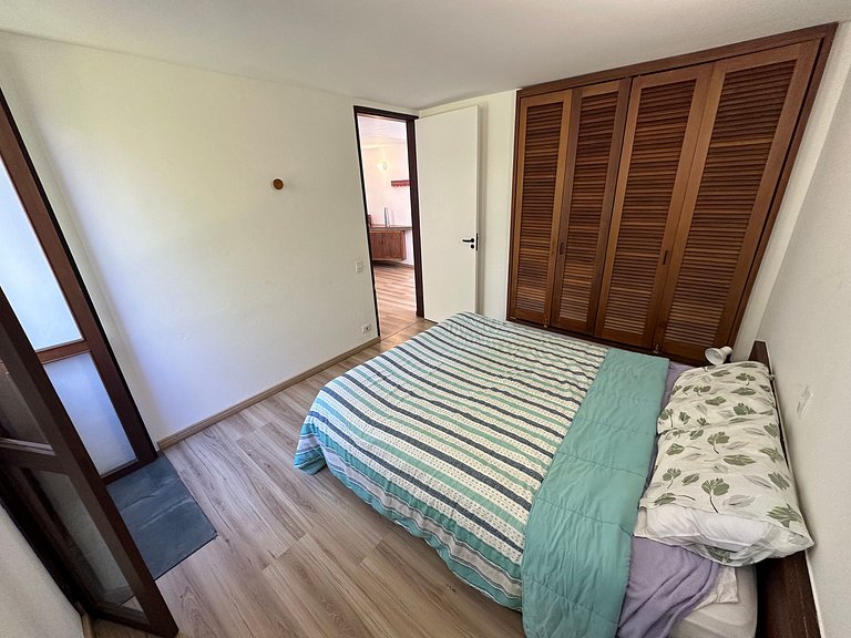 Casa de arquitecto con vistas, jardín y chimenea.