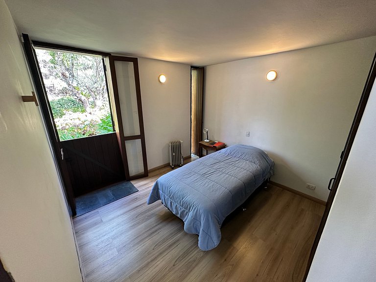 Casa de arquiteto com vista, jardim e lareira