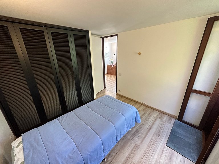 Casa de arquitecto con vistas, jardín y chimenea.