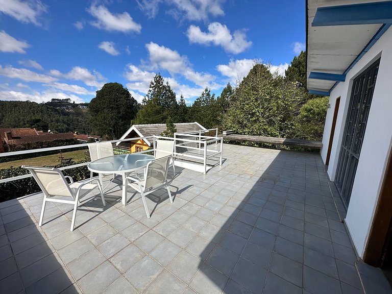 Casa de arquitecto con vistas, jardín y chimenea.