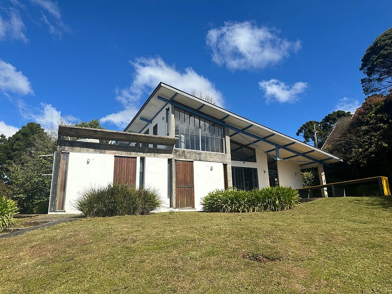Casa de arquitecto con vistas, jardín y chimenea.