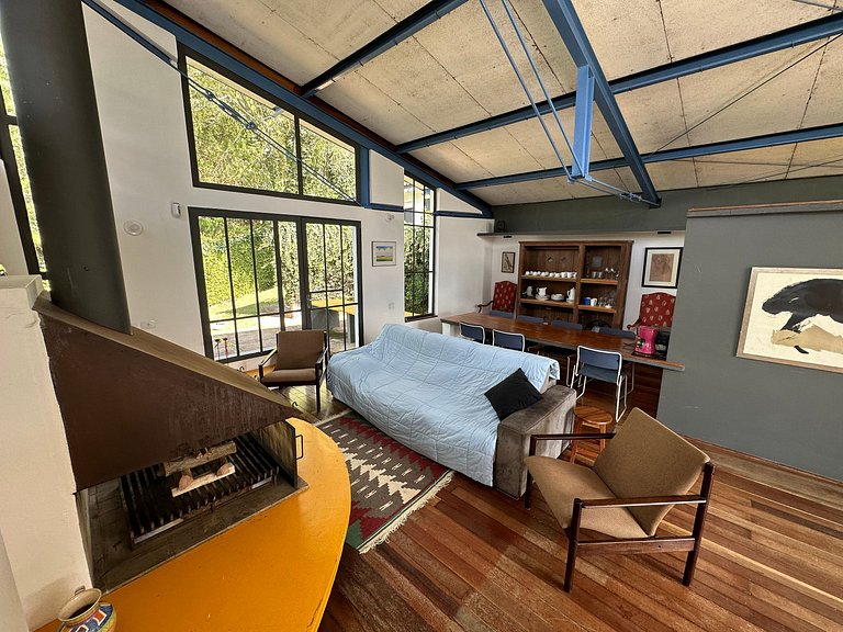 Casa de arquiteto com vista, jardim e lareira