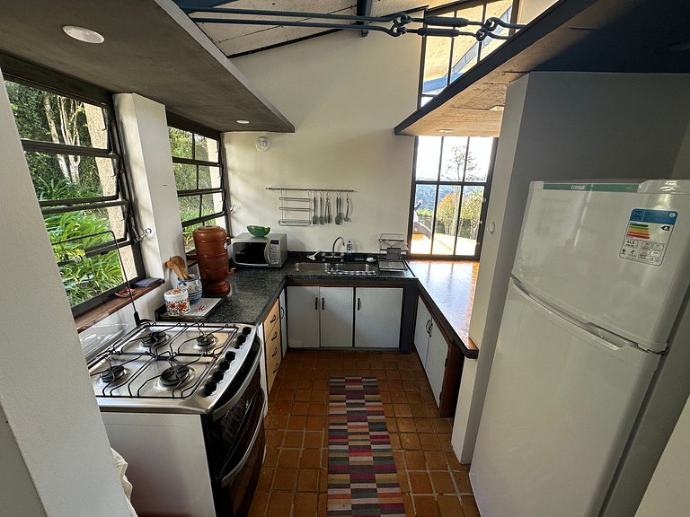 Casa de arquiteto com vista, jardim e lareira