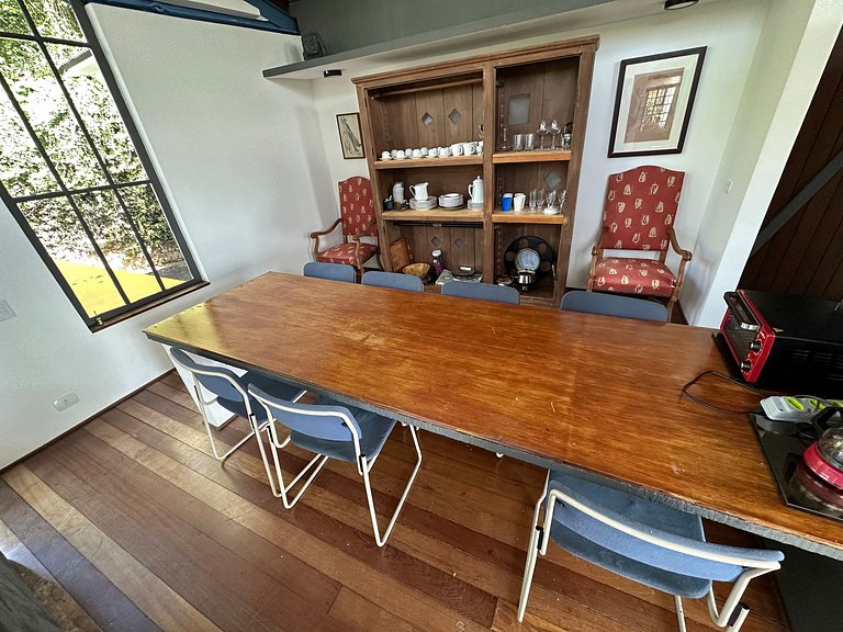 Casa de arquitecto con vistas, jardín y chimenea.