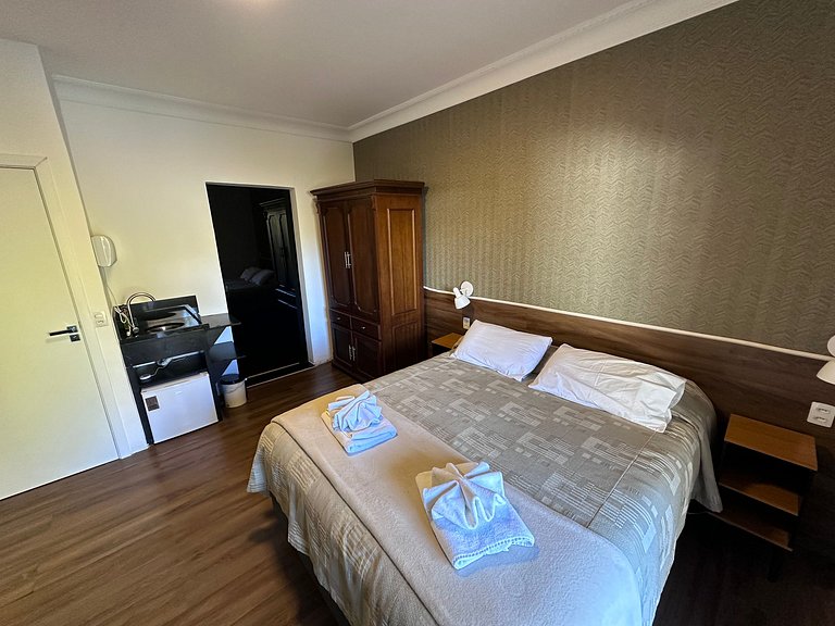 Cama Queen com arrumação diária