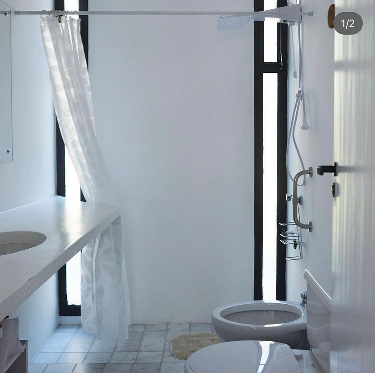 Casa de arquitecto con vistas, jardín y chimenea.