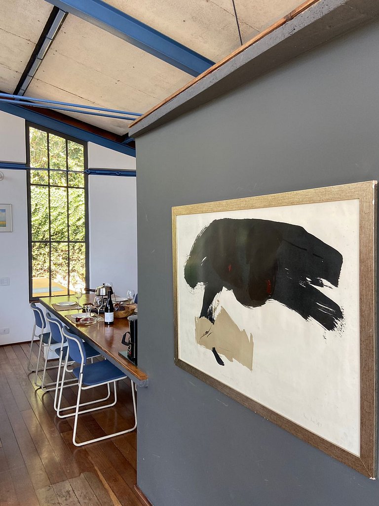 Casa de arquitecto con vistas, jardín y chimenea.