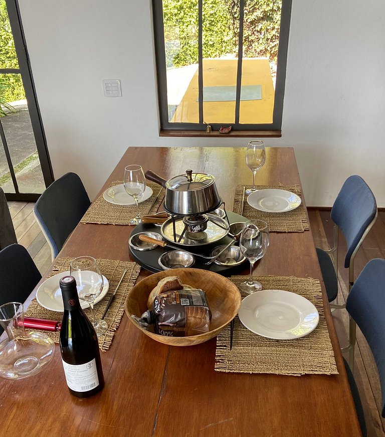 Casa de arquitecto con vistas, jardín y chimenea.