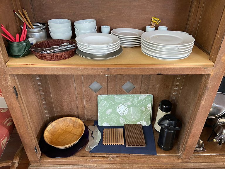 Casa de arquitecto con vistas, jardín y chimenea.