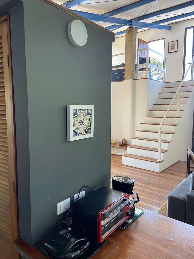 Casa de arquitecto con vistas, jardín y chimenea.