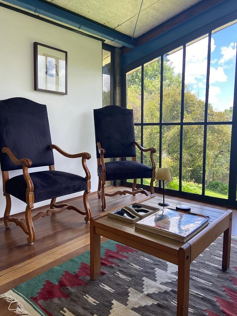 Casa de arquitecto con vistas, jardín y chimenea.