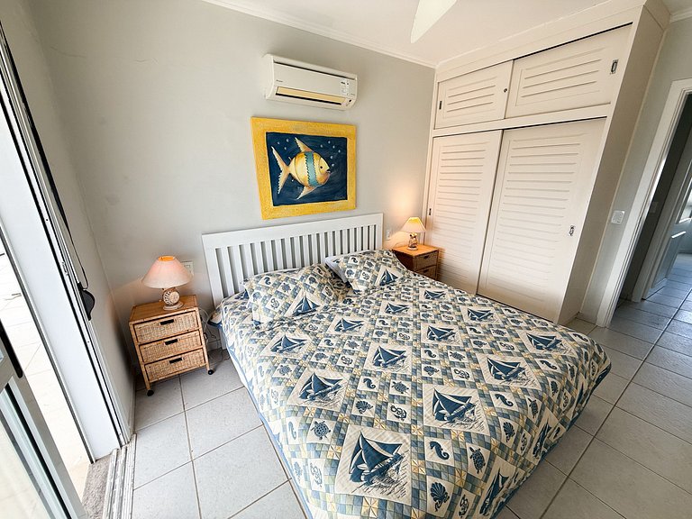 Ático con piscina privada y vistas al mar