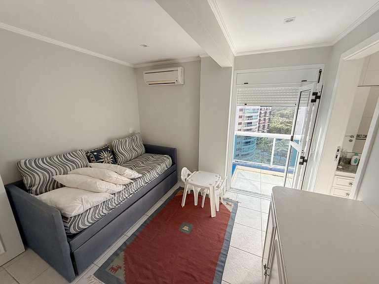 Ático con piscina privada y vistas al mar