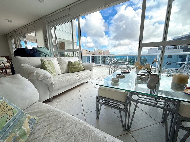 Ático con piscina privada y vistas al mar