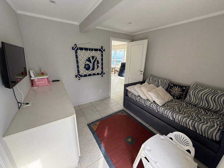 Ático con piscina privada y vistas al mar