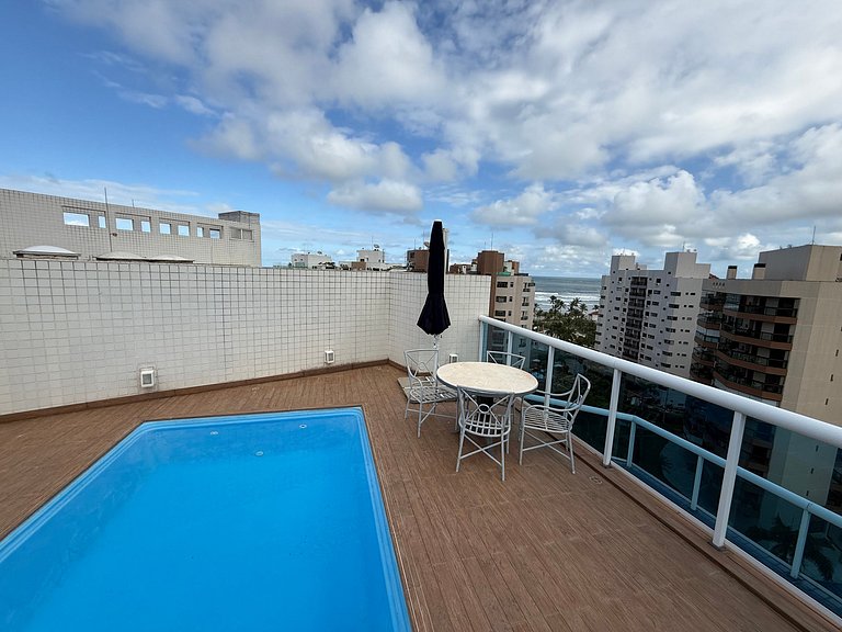 Ático con piscina privada y vistas al mar