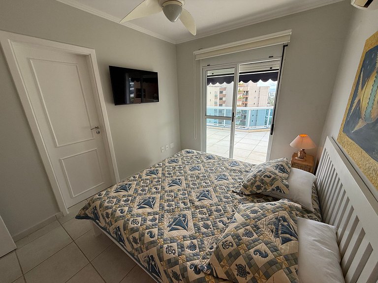 Ático con piscina privada y vistas al mar