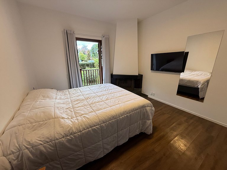 Suite with Hot and Cold Air Conditioning