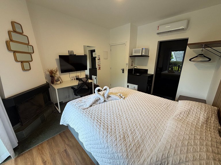 Suite with Hot and Cold Air Conditioning