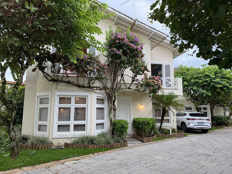 Casa completa en Juquehy con servicio de playa.