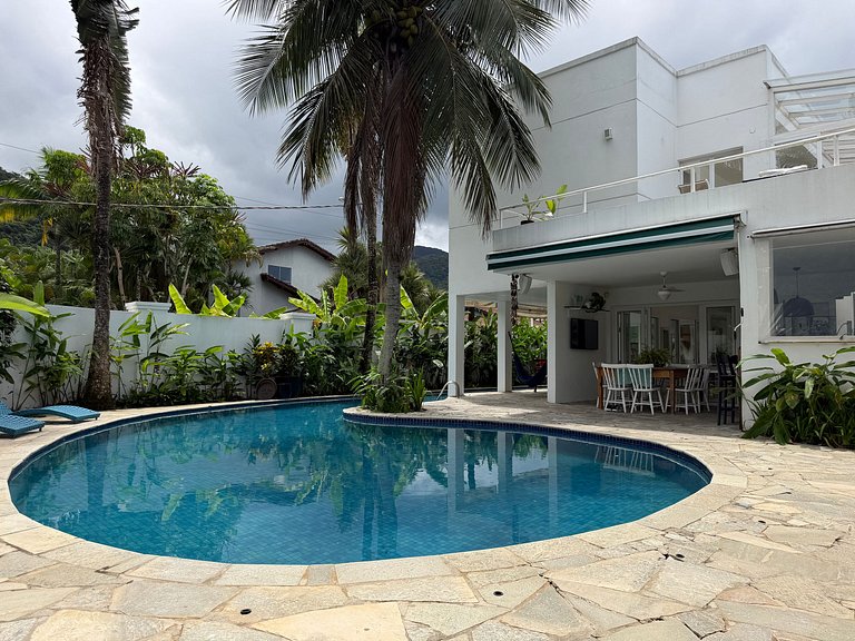 Casa com 5 quartos / Saúna e Piscina Privativa