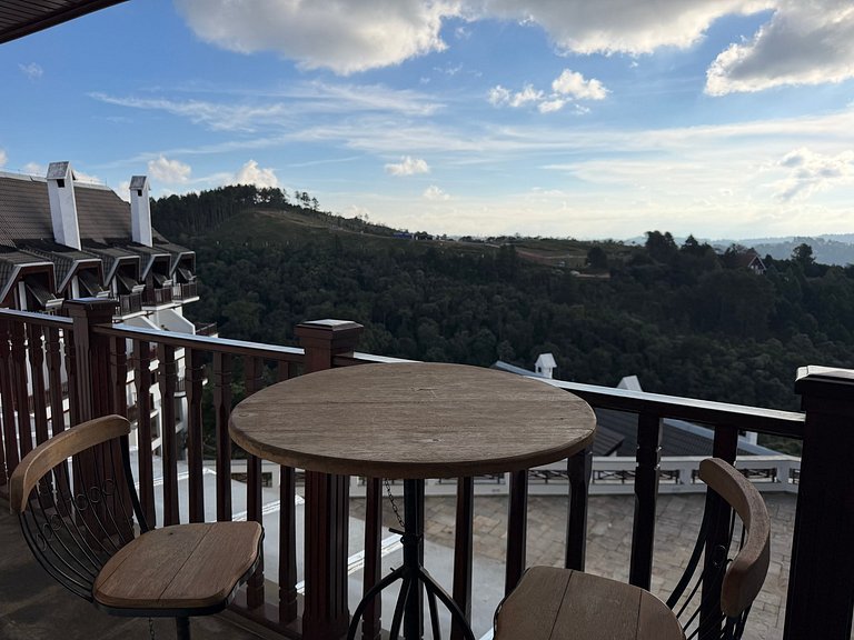 Flat com varanda e conforto nas montanhas