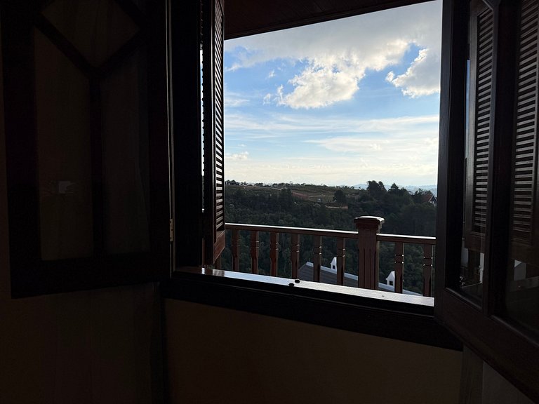 Flat com varanda e conforto nas montanhas