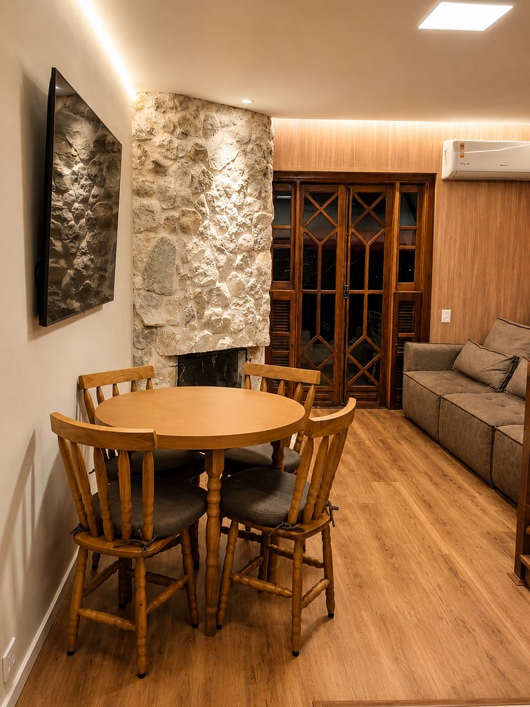 Lareira, cozinha completa e vista incrível no Home