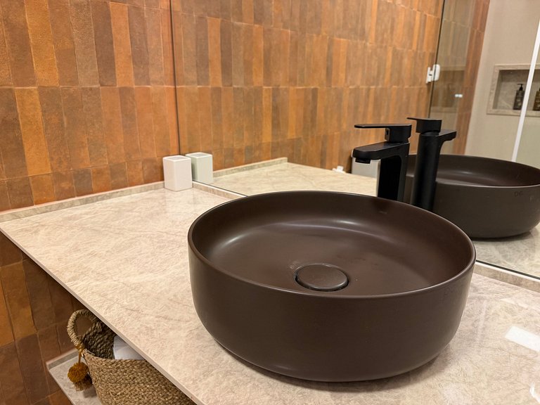 Lareira, cozinha completa e vista incrível no Home