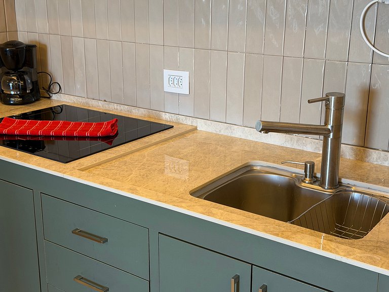 Lareira, cozinha completa e vista incrível no Home
