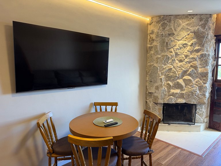 Lareira, cozinha completa e vista incrível no Home